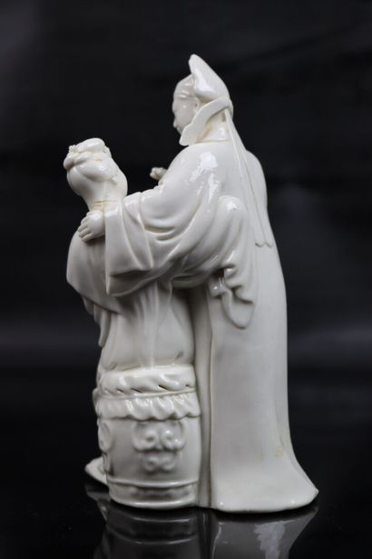 null CHINA.

Group and statuette in white porcelain, one with two characters.

H_17cm...