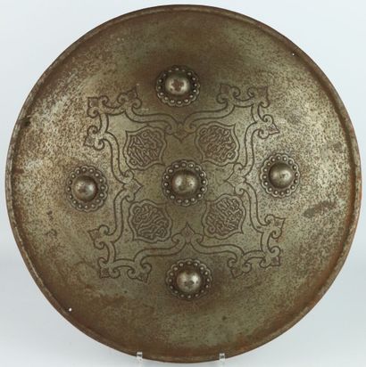 null PERSIA.

Iron rondache shield decorated with inscriptions in cartouches.

XIXth...