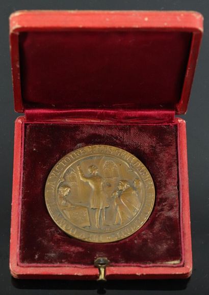 null Bronze medal with the effigy of Joan of Arc.

Obverse: God will give the victory...