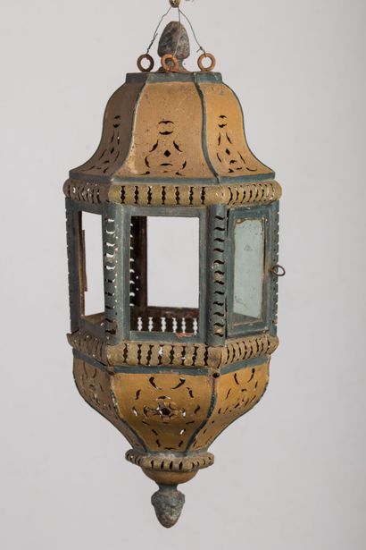 null Lantern in polychrome tin.

19th century.

H_58 cm L_25 cm, most of the glasses...