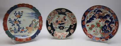 null JAPAN.

Set of three porcelain dishes with Imari decoration.

18th and 19th...
