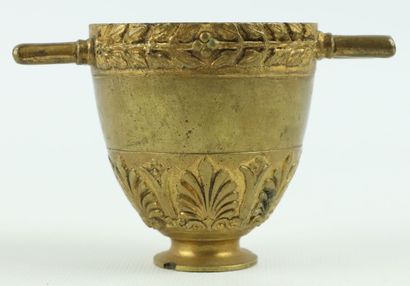 null Ensemble d'objets en bronze et laiton comprenant :

un vase à anses à la grecques,...