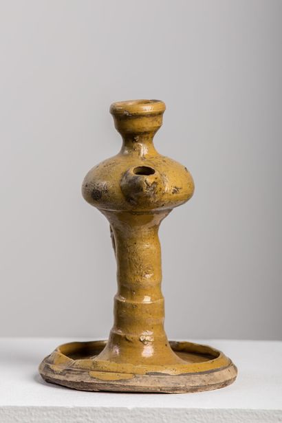 null Oil lamp in yellow glazed earth.

H_19,7 cm