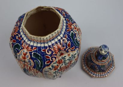 null DELFT, in the taste of.

Covered earthenware pot with polychrome decoration,...