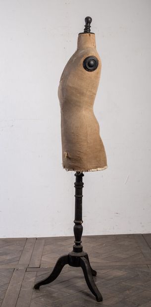 null Mannequin of dressmaker, woman, the tripod base in blackened wood.

H_69 cm...