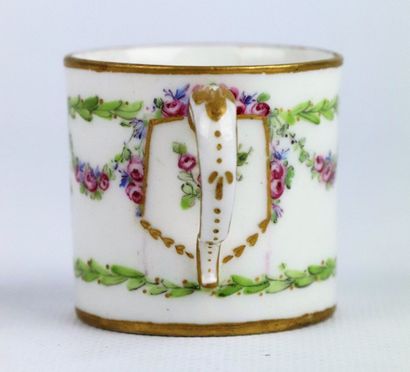 null SEVRES.

Tasse mignonnette et sous-tasse en porcelaine, à décor de guirlandes...