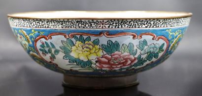 null CHINA, Canton.

Polychrome enamel bowl decorated with cartouches in flowery...