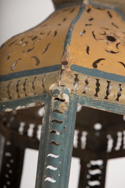 null Lantern in polychrome tin.

19th century.

H_58 cm L_25 cm, most of the glasses...