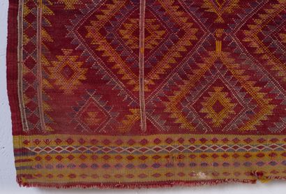 null NORTH AFRICA.

Woolen nomad carpet.

H_132 cm L_ 97cm, accidents