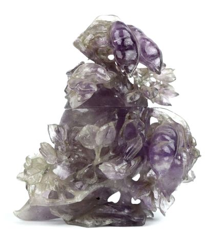 null CHINA.

Covered vase in amethyst carved with leaves, fruits and bird.

H_20...