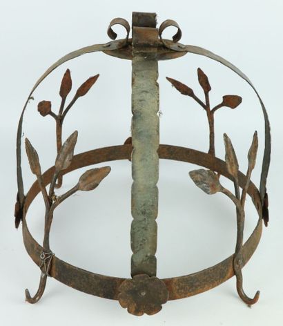 null Crown of office in wrought iron.

XIXth century.

H_29 cm L_38,5 cm