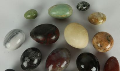 null Collection of 18 marble eggs.

L_3,6 cm to 8,9 cm