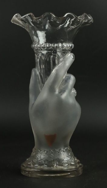 null Vase in molded glass held by a hand.

Around 1900.

H_20,7 cm