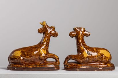 null Pair of lying deer in brown and yellow glazed clay.

H_19 cm W_19 cm and H_17...