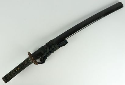 null JAPAN.

Katana sword, the handle trimmed with shagreen and silk braids (?)

Blade...