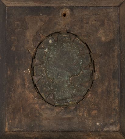 null Médaillon en bronze patiné figurant un profil de femme à l'antique.

H_5,4 cm...