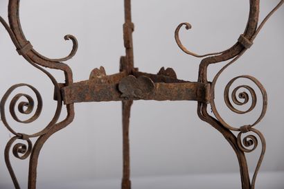 null Tripod base in wrought iron, old.

H_70 cm D_40 cm