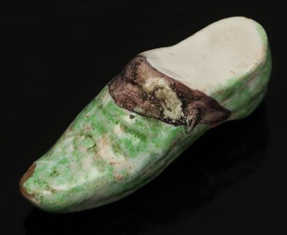 null NORTH.

Earthenware shaker in the shape of a shoe.

XVIIIth century.

L_11 cm,...