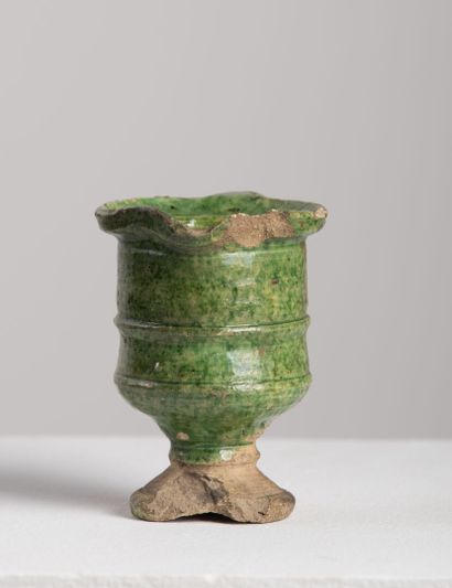 null SAINTONGE.

Pot verseur à décor partiellement émaillé vert.

XVIIème siècle.

H_9,1...
