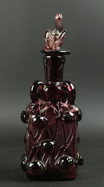 null Flacon en verre soufflé violet, le bouchon orné d'un cygne.

H_19,5 cm