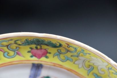 null CHINE, Canton.

Assiette en porcelaine à décor polychrome de musiciennes.

XIXème...