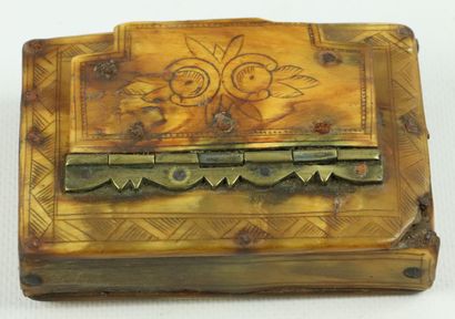 null Snuffbox in horn engraved with a landscape and flowers, and brass.

19th century.

l_7,6...