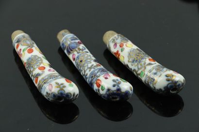 null GERMANY.

Three handles of knives in polychrome porcelain.

18th century.

L_8cm...