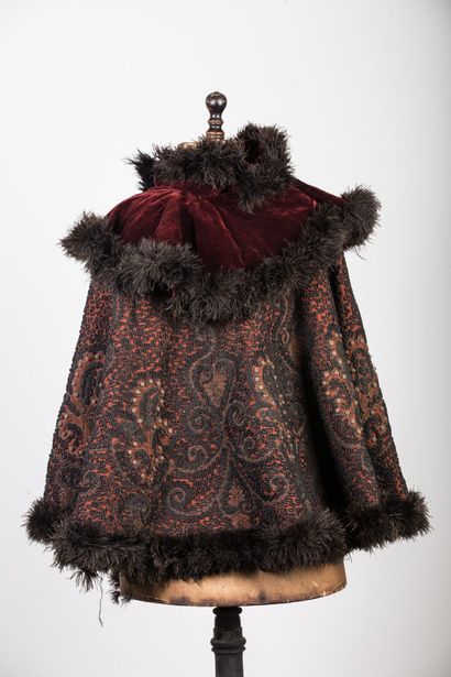 null Small cape richly embroidered, the collar and borders in ostrich feathers.

Accidents...