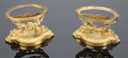 null Pair of gilt bronze dolphin stands.

19th century.

H_5,9 cm L_9,5 cm