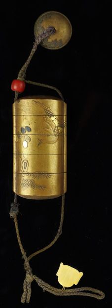 null JAPAN.

Inro with five compartments, in lacquer, decorated on a gold background...