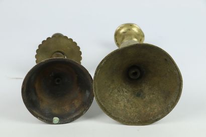 null PROCHE-ORIENT.

Deux bougeoirs en laiton.

XIXème siècle.

H_23,7 cm et24,2...