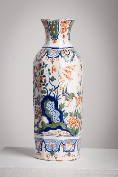 null DELFT, dans le goût de.

Vase à pans coupés et décor polychrome d'un chinoise...
