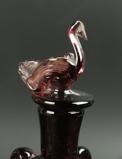 null Flacon en verre soufflé violet, le bouchon orné d'un cygne.

H_19,5 cm
