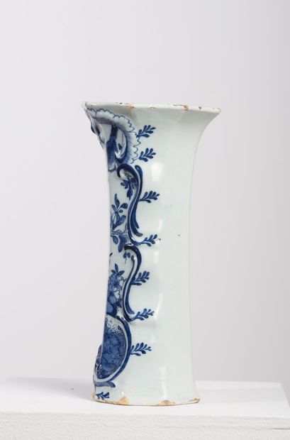 null DELFT, manufacture with the axe.

Vase horn in faience with decoration in blue...