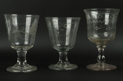 null Ensemble de quatre verres en verre gravé, l'un à décor en dorure -passée- marqué...