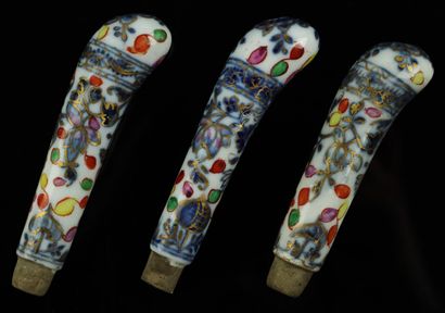 null GERMANY.

Three handles of knives in polychrome porcelain.

18th century.

L_8cm...