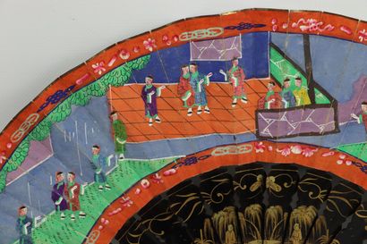 null CHINA, Canton.

Fan, the leaf painted with gouache of court scenes.

The frame...