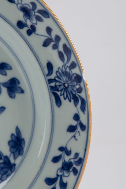 null CHINA.

Set of three porcelain plates, one polychrome, the two others in blue...