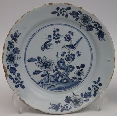 null NEVERS or SAINT AMAND.

Pair of earthenware plates decorated in blue monochrome...