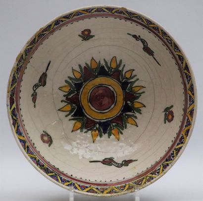 null PERSIA.

Large ceramic bowl with polychrome decoration.

XIXth century.

H_12,5...