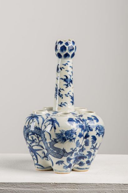 null CHINA.

Porcelain flower pot with blue monochrome decoration of two dragons...