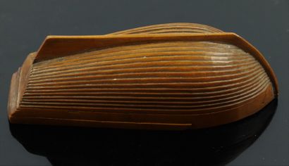 null Snuffbox with system, in the shape of a carved wooden boat.

Work of 206-Objets...