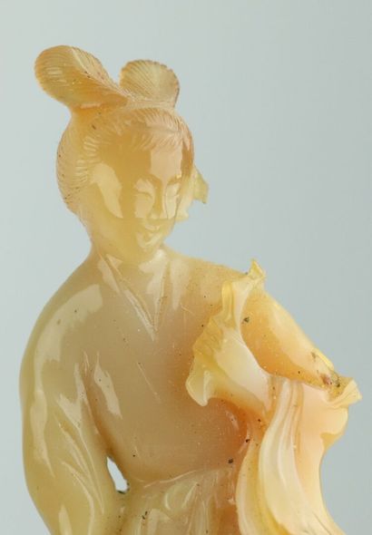 null CHINE.

Deux statuettes de guanyins en agate.

H_10,5 cm et 11,5 cm, manque...