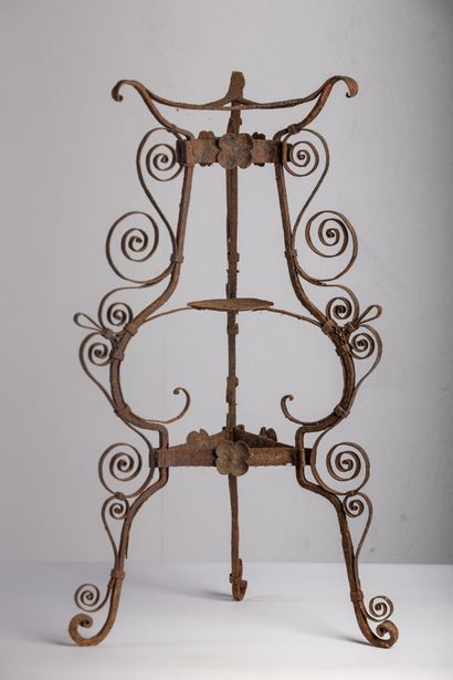 null Tripod base in wrought iron, old.

H_70 cm D_40 cm