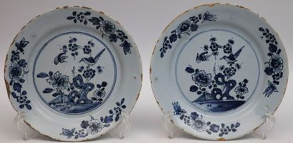 null NEVERS or SAINT AMAND.

Pair of earthenware plates decorated in blue monochrome...