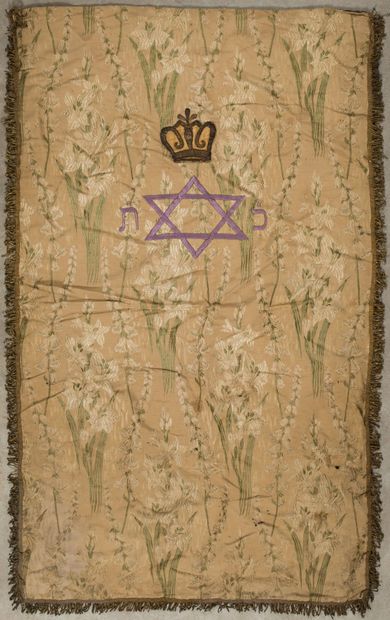 null Judaic parochet in embroidered and decorated fabric.

H_104 cm L_60 cm