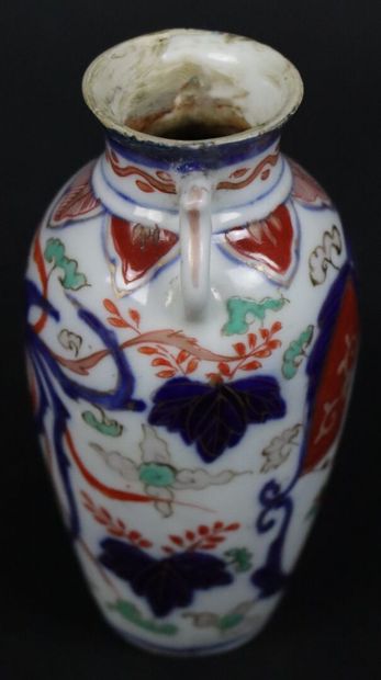 null JAPAN, Imari.

Collection of porcelain objects including two high necked vases,...