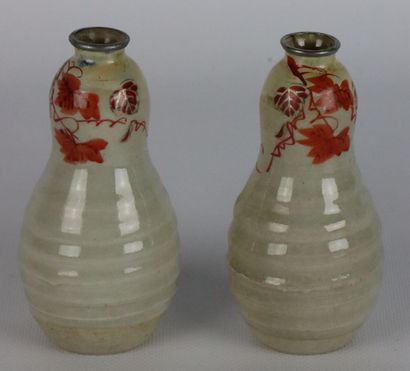 null JAPAN.

Pair of small vases with grooved body, the neck underlined by beige...