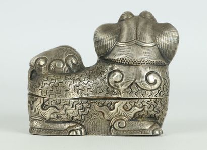 null CAMBODIA.

Betel box in silver low title in the shape of chimera, the eyes encrusted...