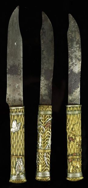 null JAPON.

Ensemble de trois couteaux en divers métaux à motifs de végétaux et...